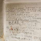 Qui notiamo su una parete una lunga scritta in polacco datata novembre 2011. E� firmata Bear. Scopriremo in seguito trattarsi di una poesia